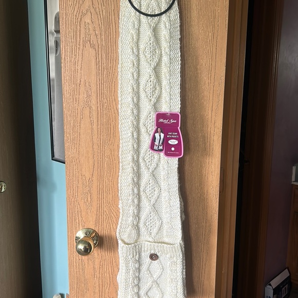 Knit scarf with pockets - Picture 1 of 4